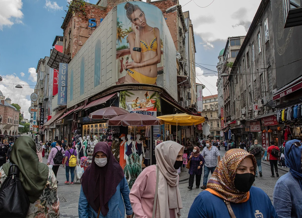 Economists Who Predict Rate Hold Say Turkey Should Actually Hike