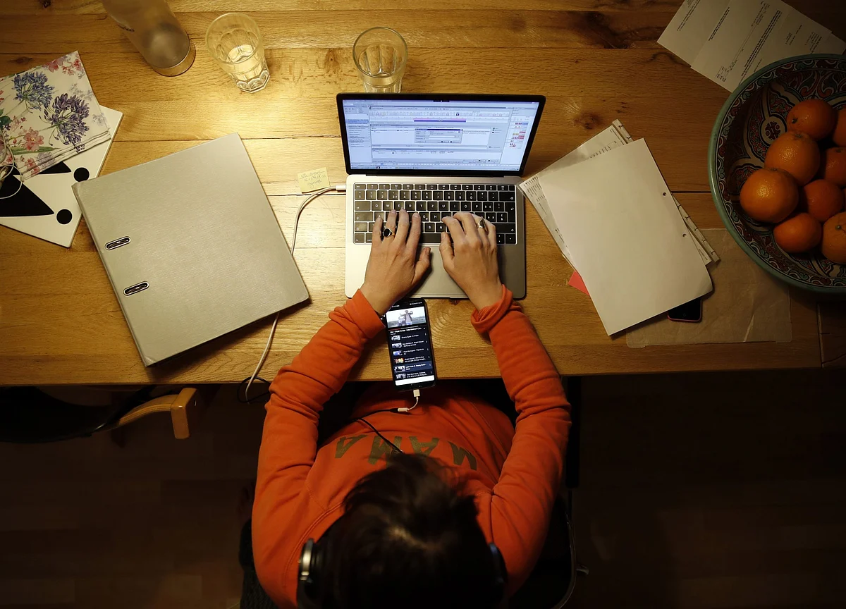 The Pandemic Workday Is 48 Minutes Longer and Has More Meetings