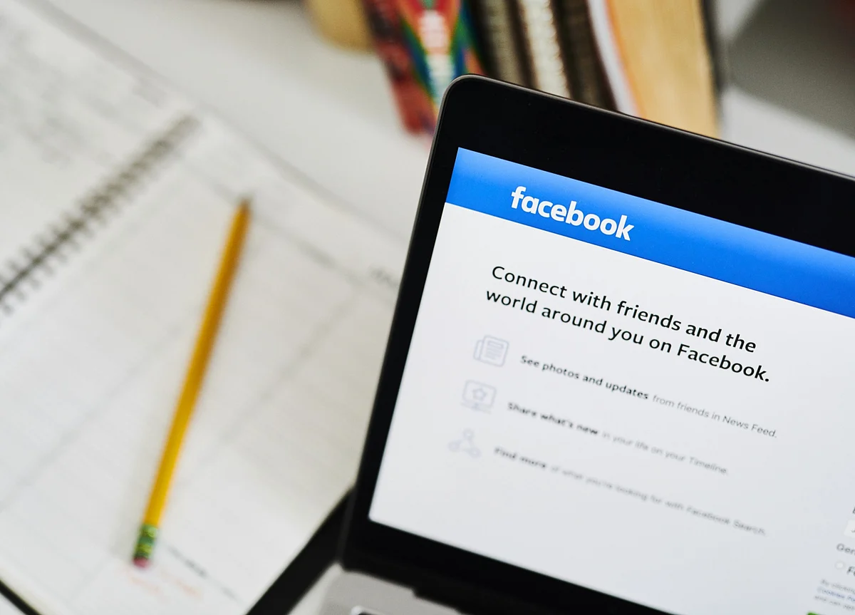 Facebook Climbs Above $300 for First Time on E-Commerce Bets