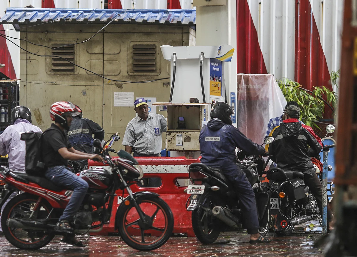 Oil Sales Signal Little Hope for V-Shaped Recovery in India