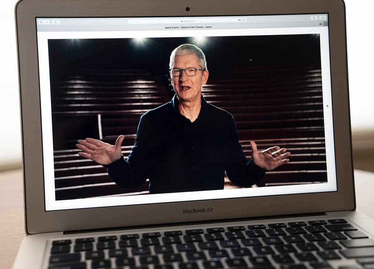 Apple’s Tim Cook Is Poised to Get $279 Million Annual Stock Payout