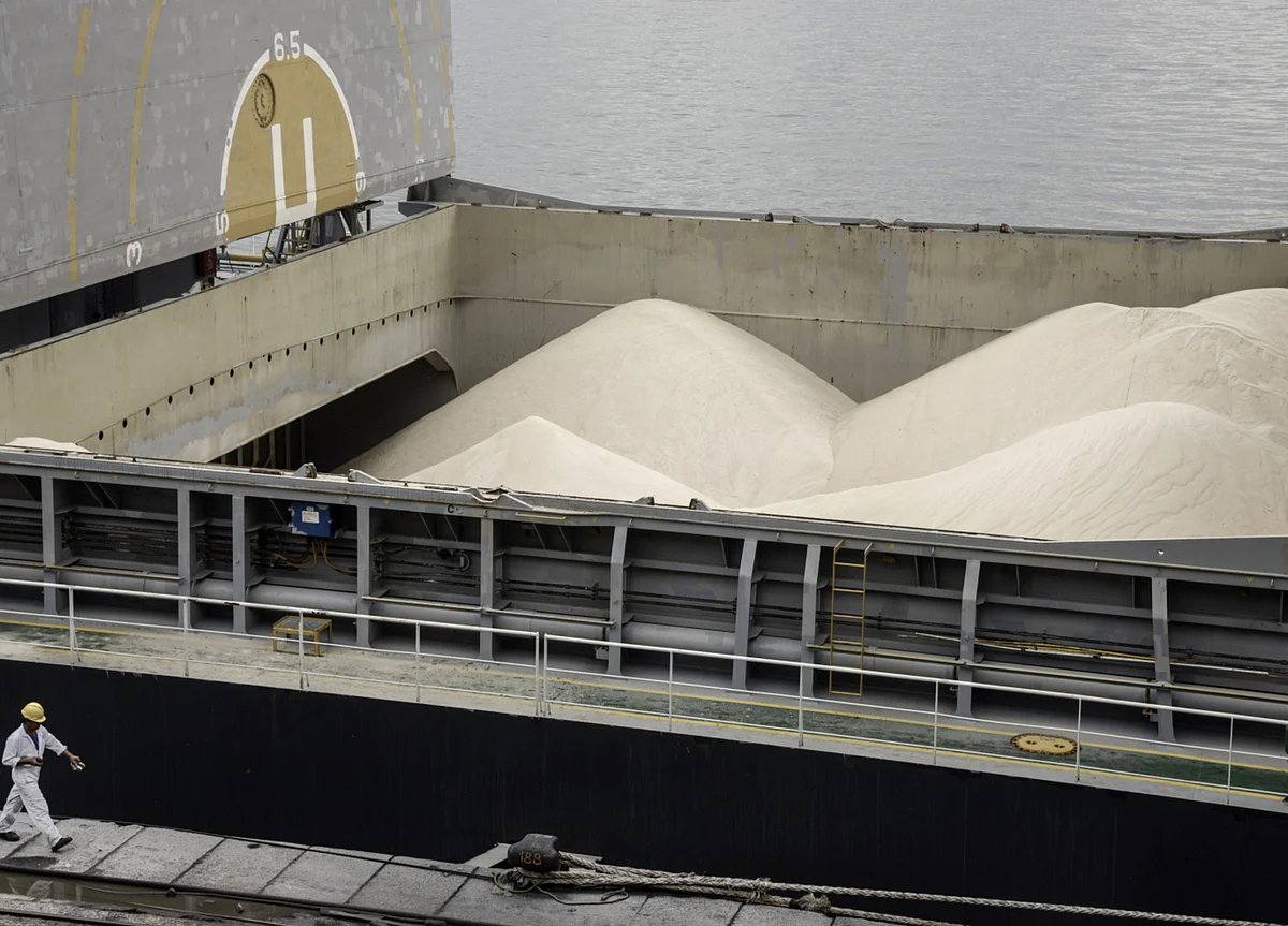Brazil Sugar Supplies Pile Up on Currency Jolt, Ethanol Doldrums