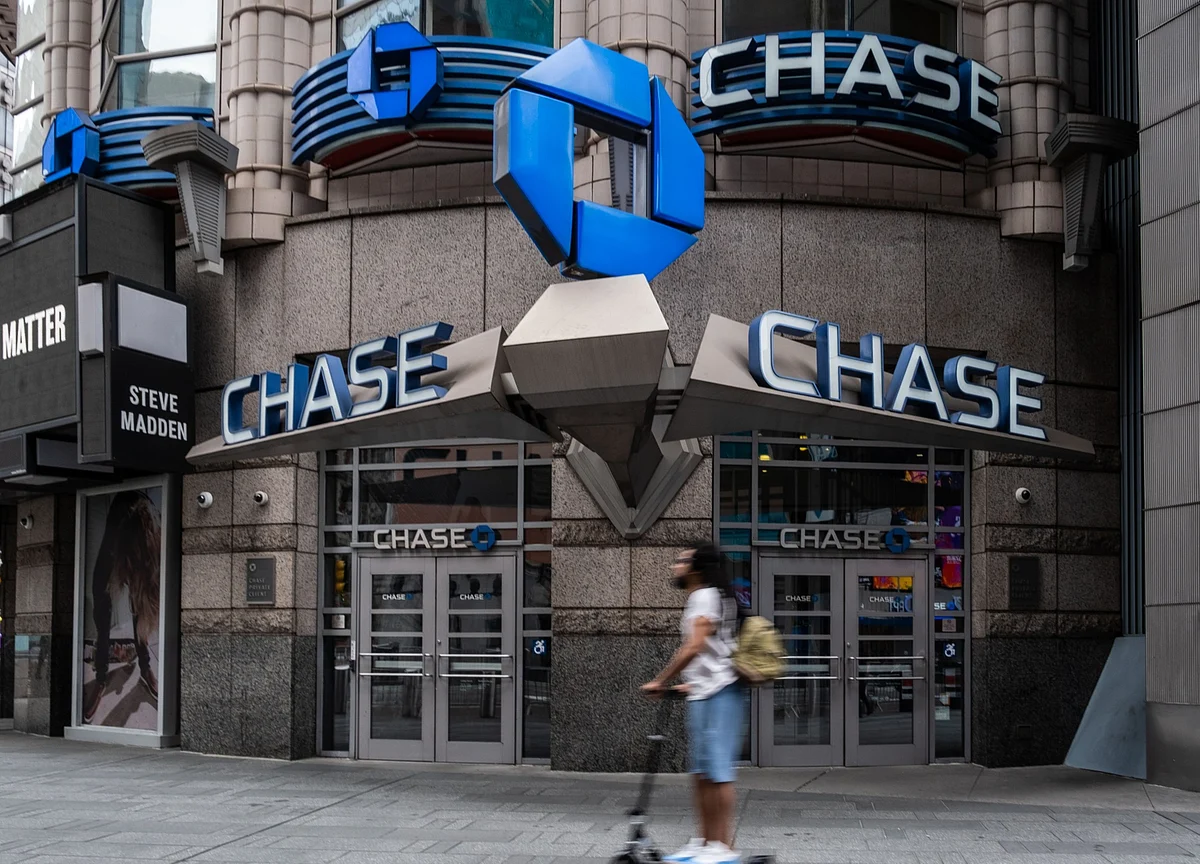 JPMorgan Tells Senior Traders to Restaff Offices by Sept. 21