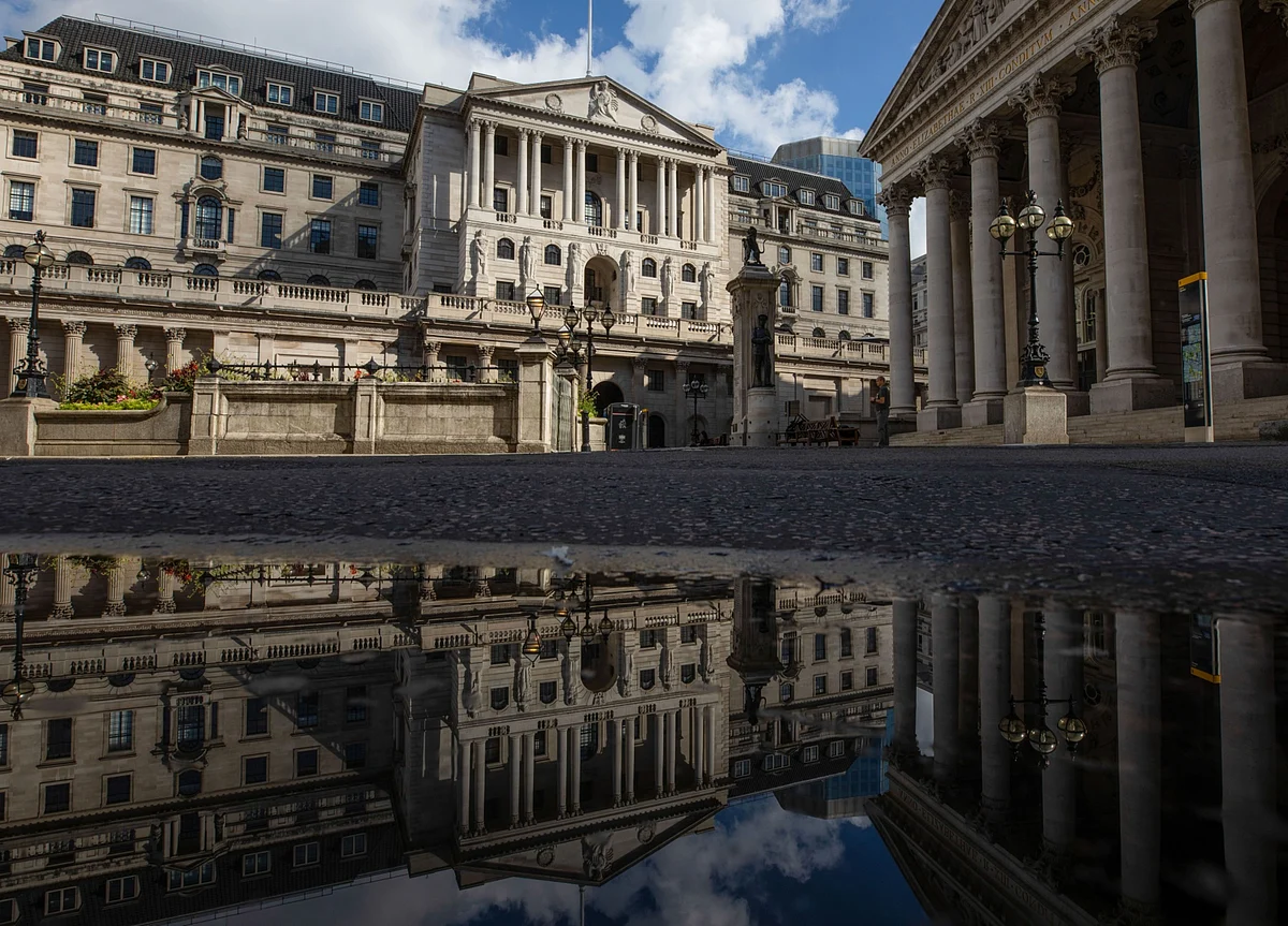 BOE Seen Adding Stimulus as Investors Doubt Upbeat Officials