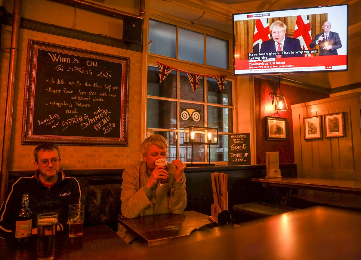 U.K. Pubs Count Cost of an Hour as Curfew Hits Bruised Bars