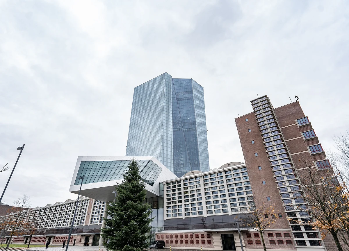 ECB Seen on Track to Add More Stimulus as Recovery Sputters