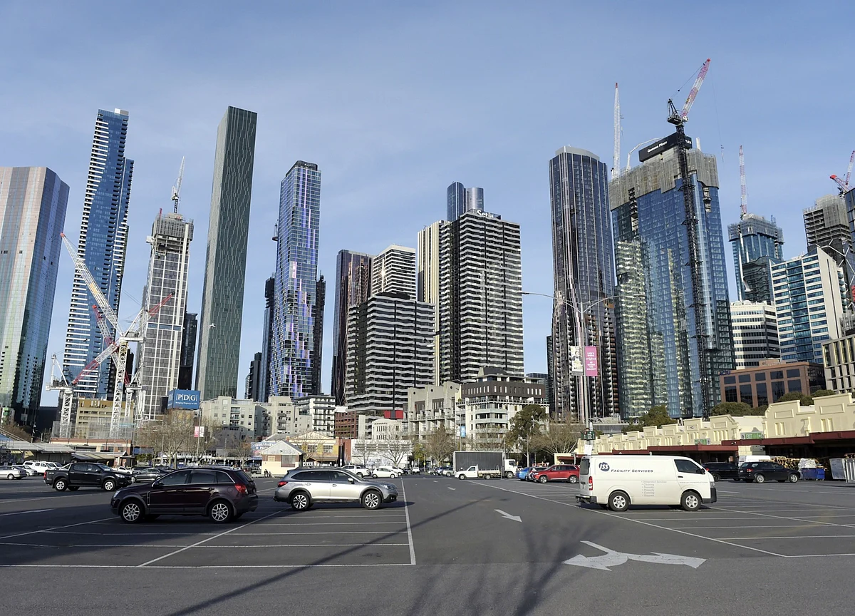 Australia Warns of Economic Pain as Lockdown Extended