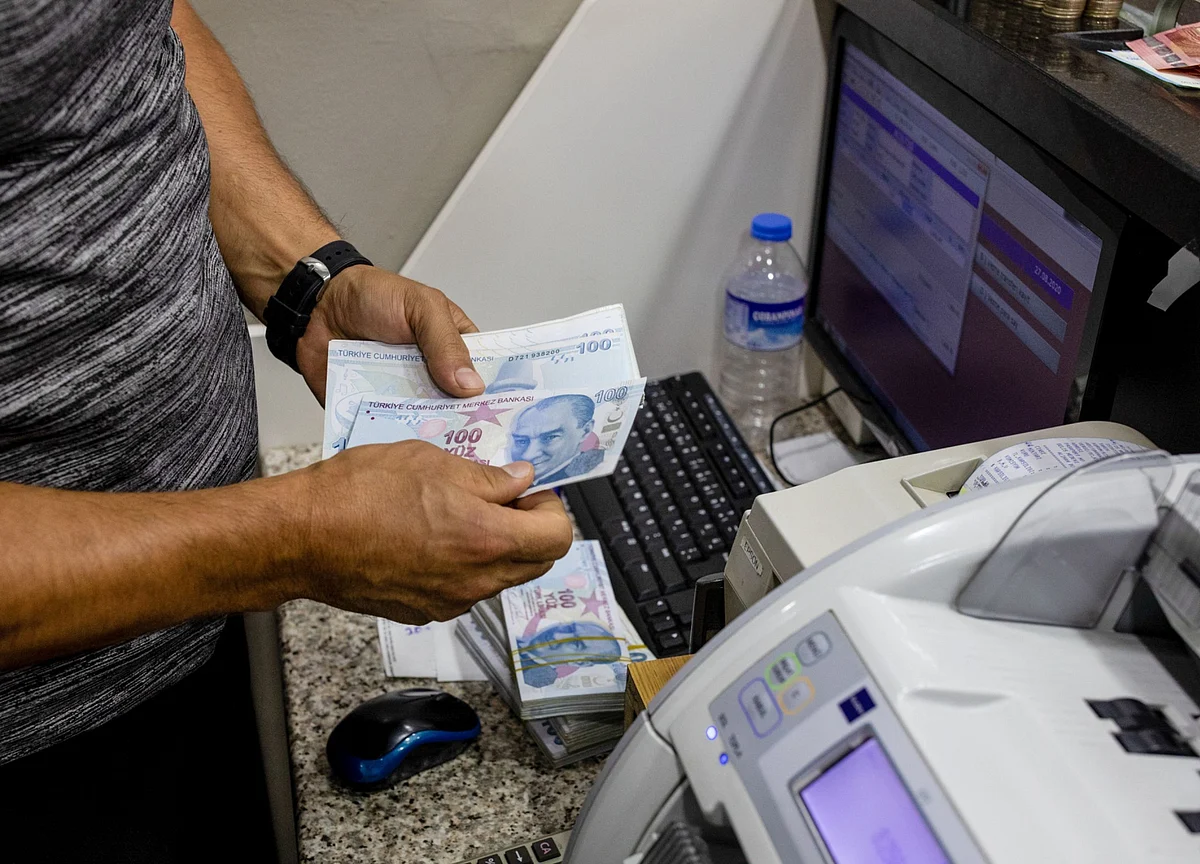 Turkey to Wield Competitive Lira in Economy’s Pivot After Virus