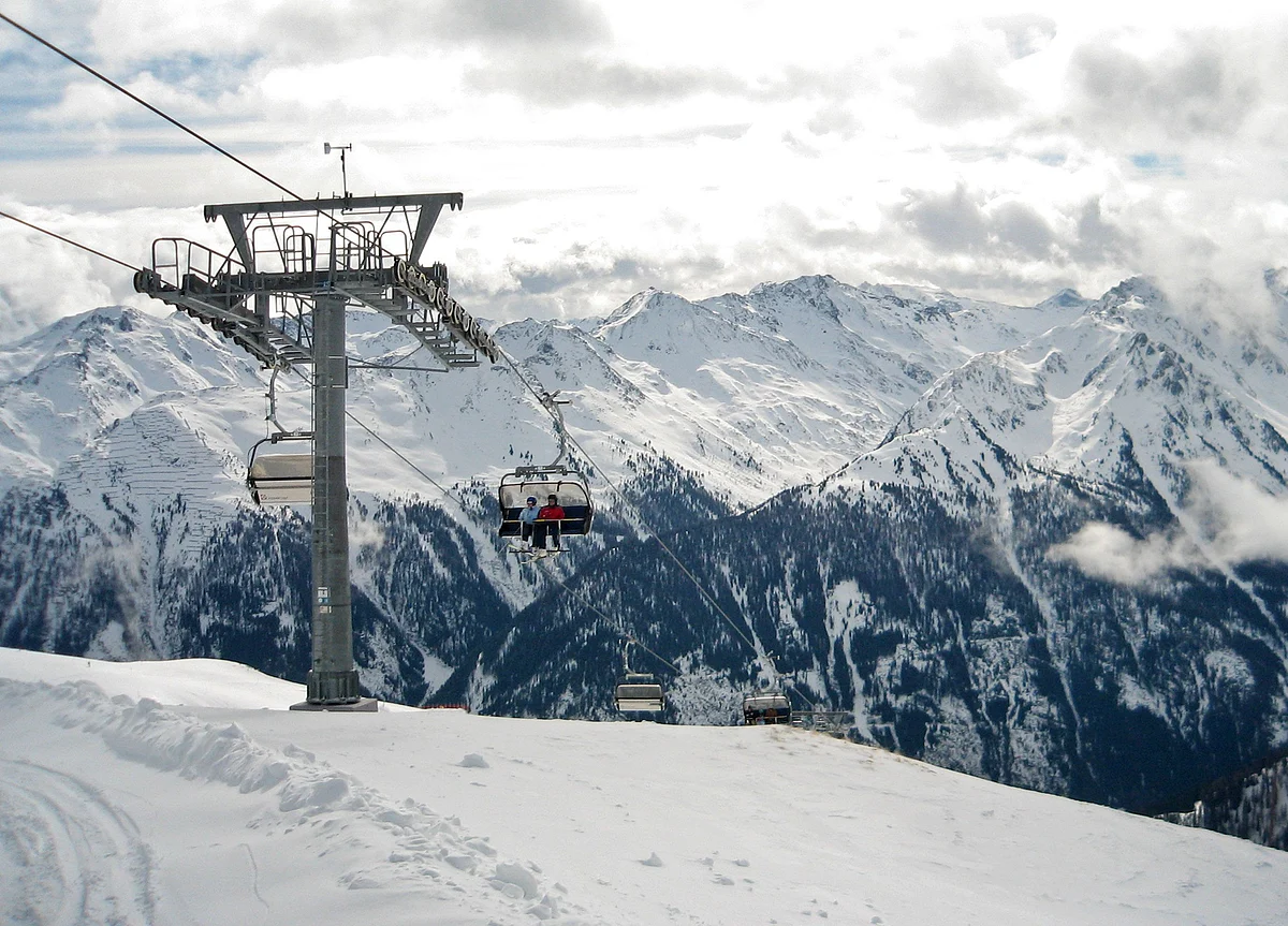 Austrian Alps to Open for Skiing With Ban on Apres-Ski Parties