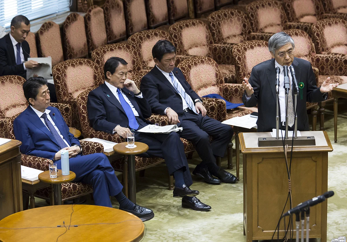 Haruhiko Kuroda, speaks as Shinzo Abe looks on, at the upper house of parliament in Tokyo, Japan, on March 14, 2018. (Photographer: Tomohiro Ohsumi/Bloomberg)