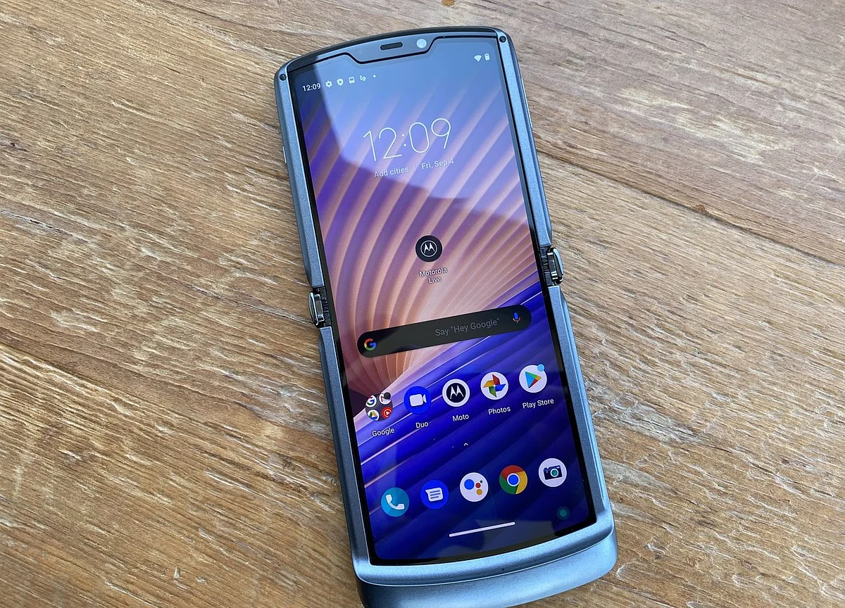 Motorola's 5G Foldable Razr Adds Better Cameras and Processor, Costs Less