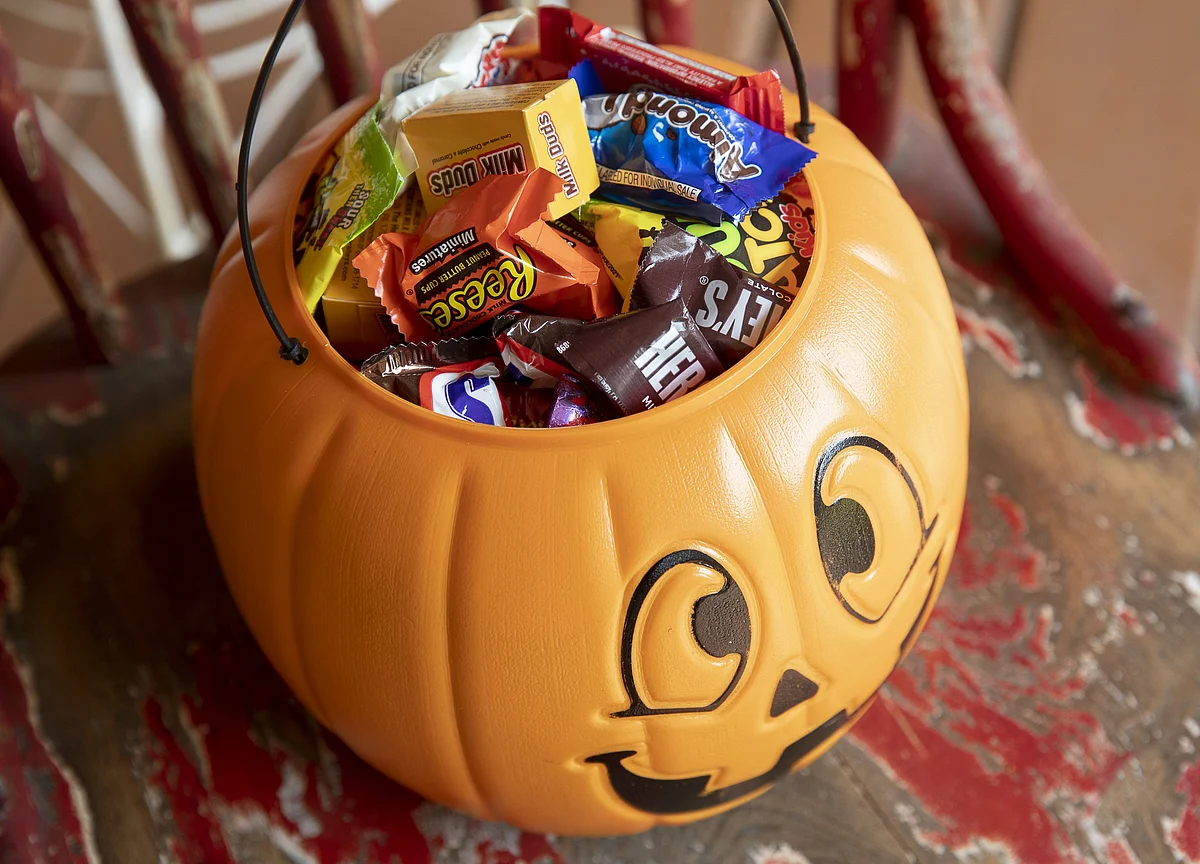Candy-Eating, Costumeless Americans Will Ring in Halloween 2020