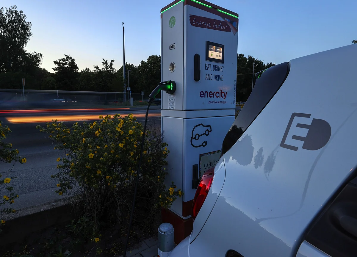 In a Bummer Year for Auto Sales, EVs Are Outperforming
