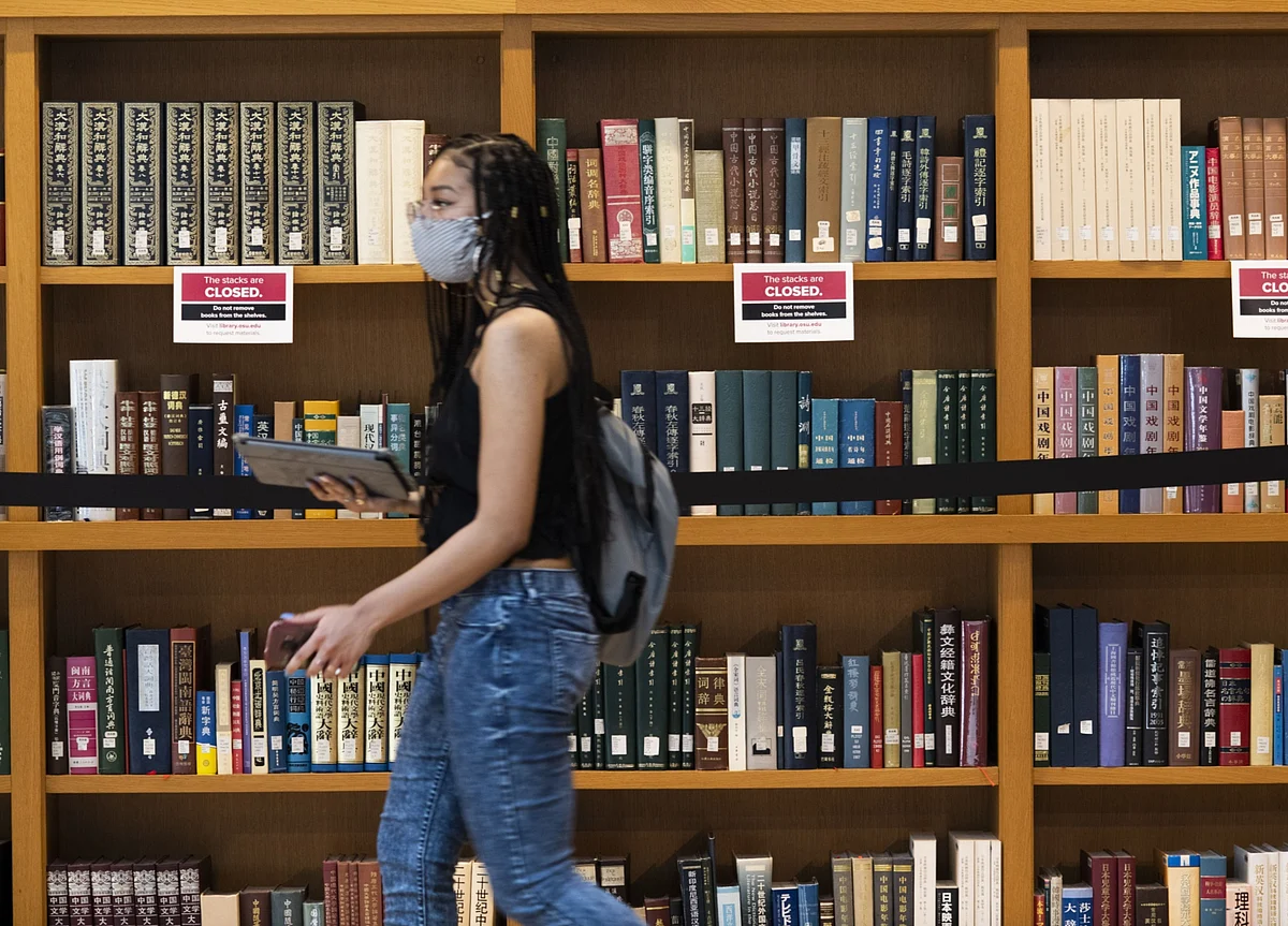 Covid Risk, Online Classes Spur U.S. College Enrollment Drop