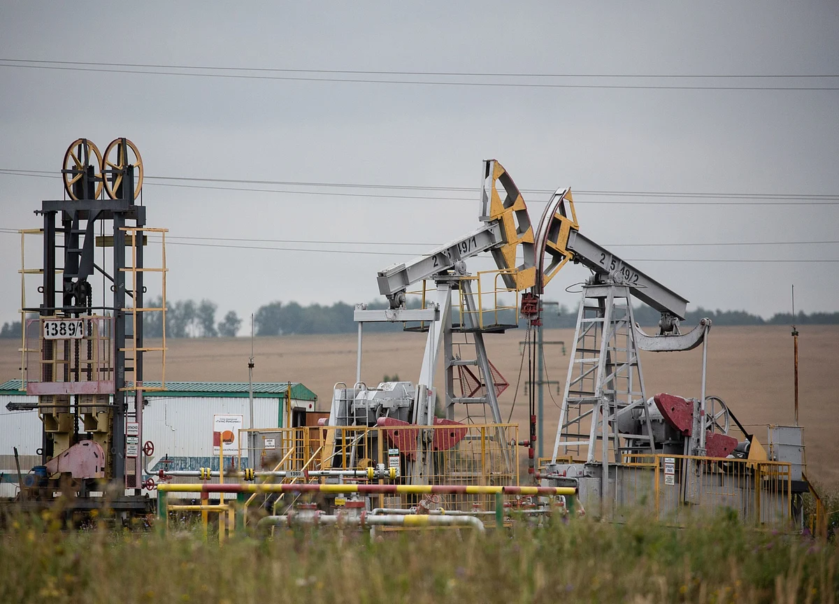Oil Reaches One-Week High on Stimulus Talk as Virus Fears Linger