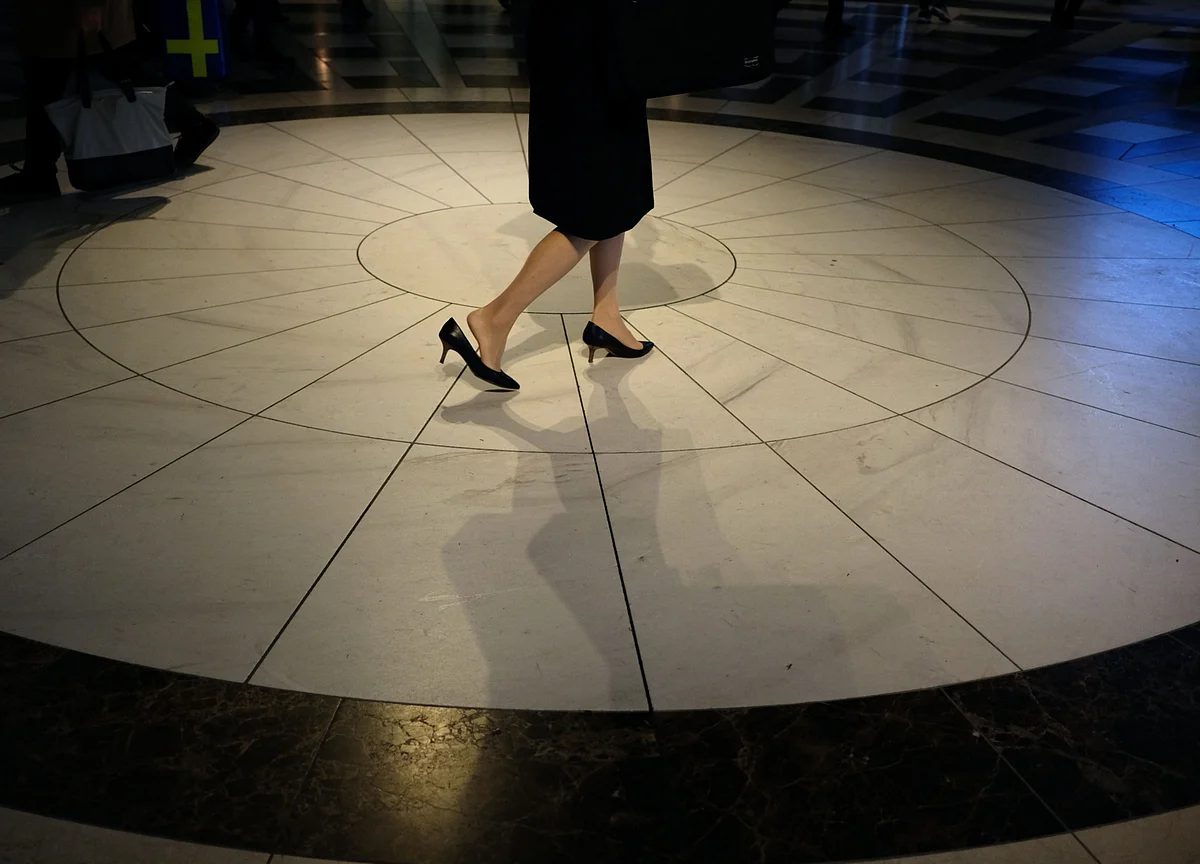 Banker Who Quit for Her Kid Builds Empire of 110,000 Consultants