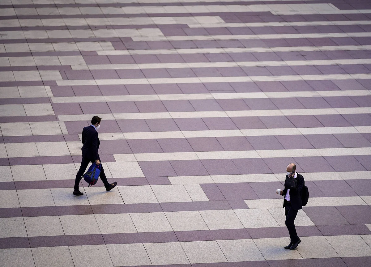 U.K. Recovery Slows as Households Start to Rein In Spending