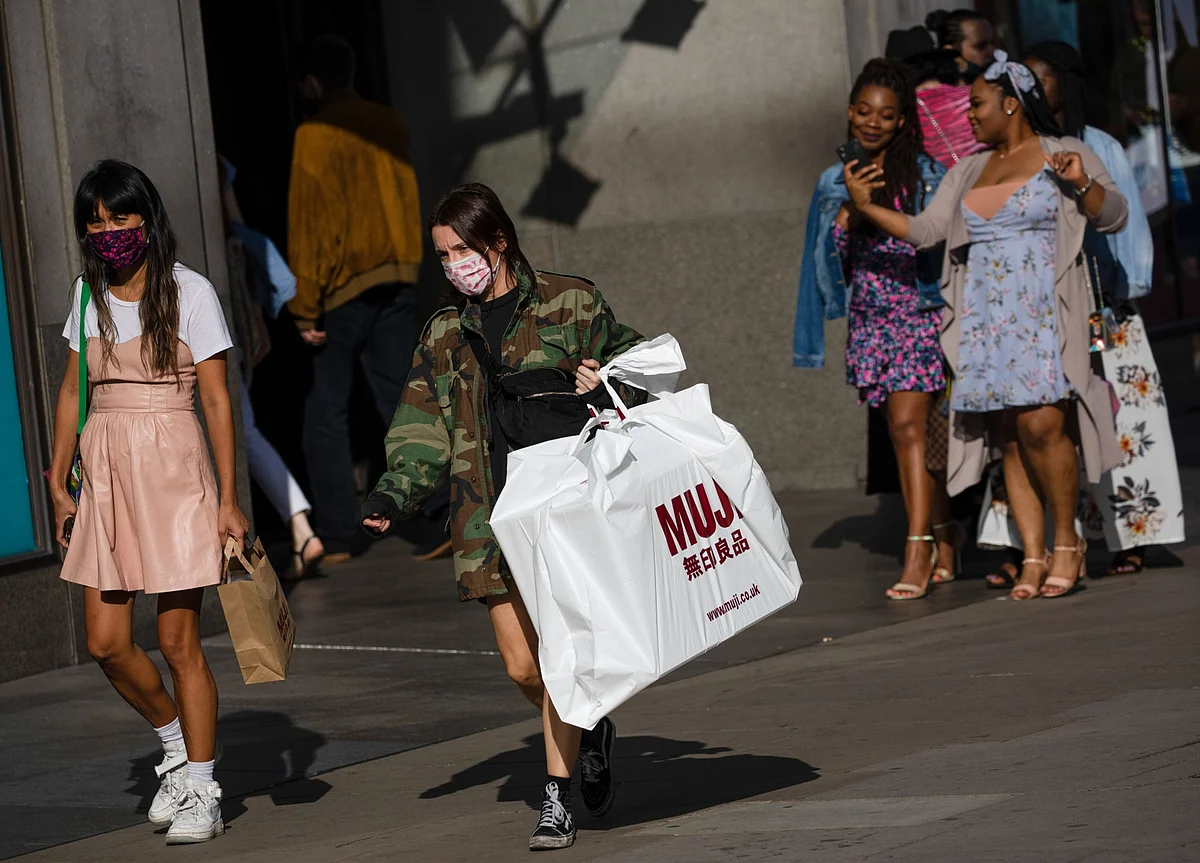 Johnson Plans More U.K. Virus Measures as London Sounds Alarm