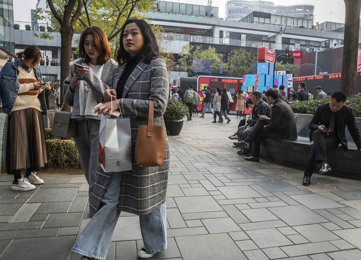 Chinese Shoppers Splash on Luxury Goods, but Still Won’t Eat Out