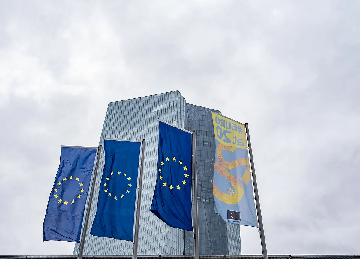 Euro-Area Inflation Stuck Below Zero Adds to Case for ECB Action