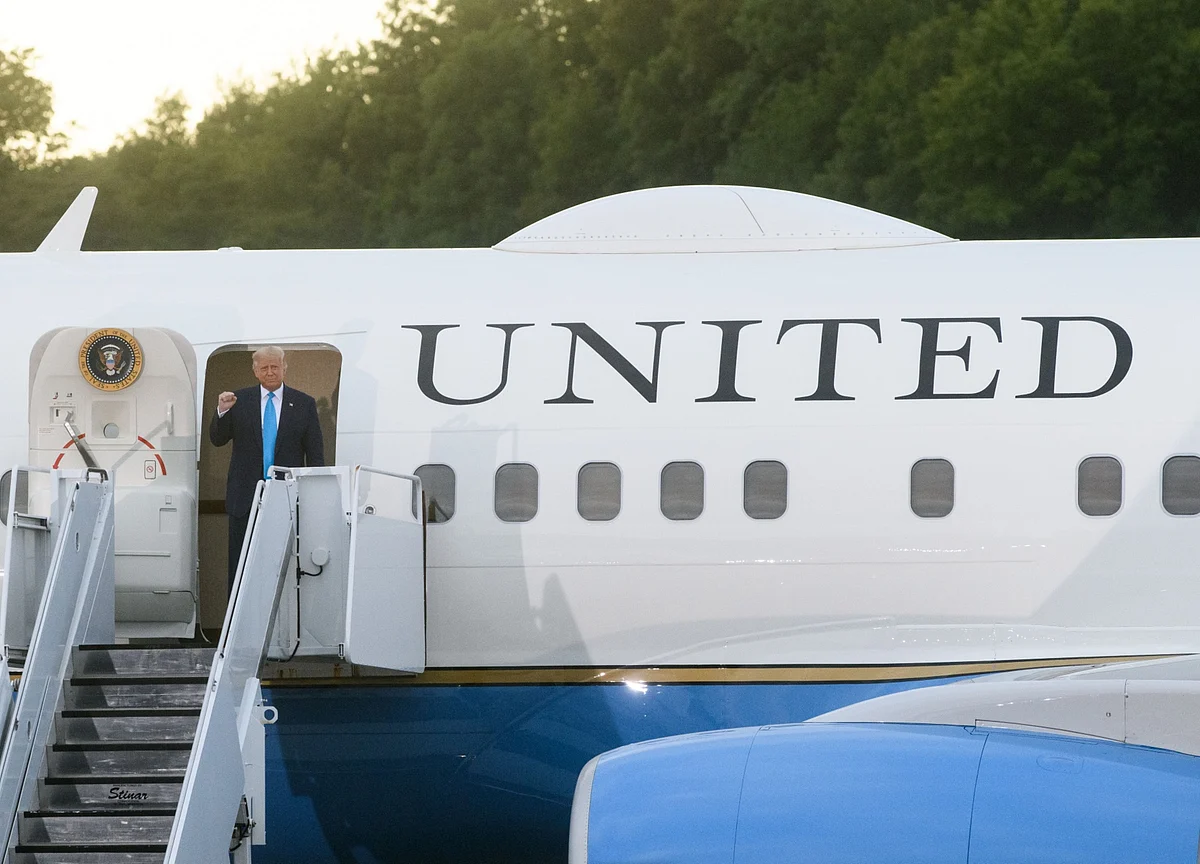 Trump Ended 2018 France Trip Having Art Loaded on Air Force One