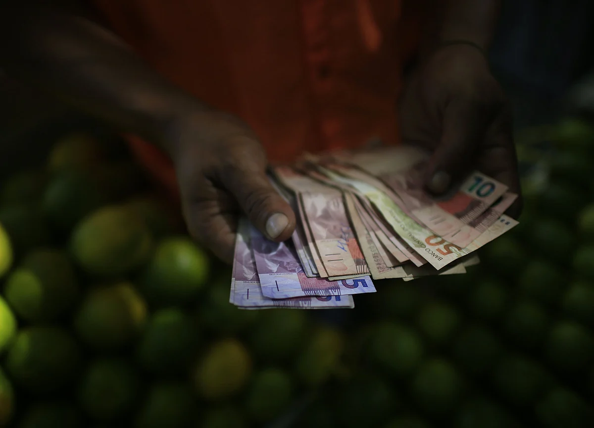 Brazil Hands Out So Much Covid Cash That Poverty Nears a Low