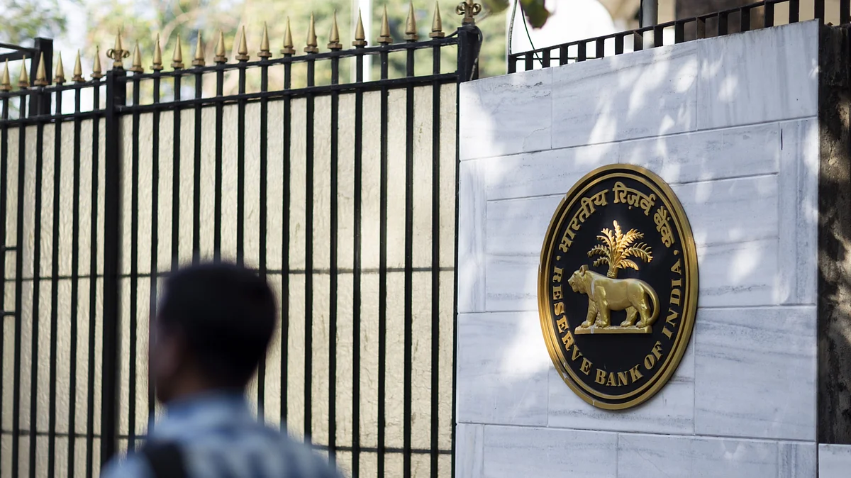 A pedestrian walks past the Reserve Bank of India (RBI) building in Mumbai, India. (Photographer: Kanishka Sonthalia/Bloomberg)