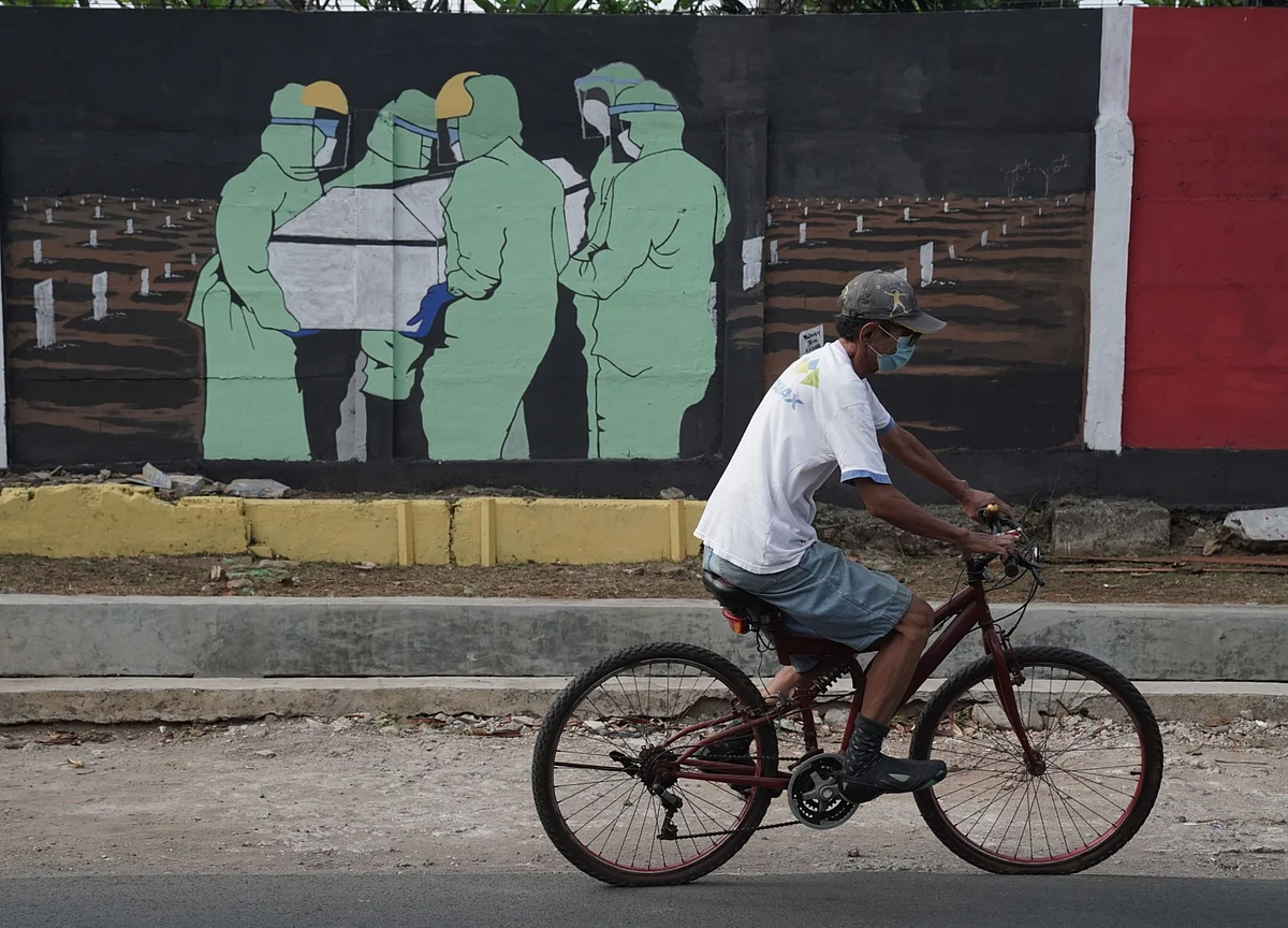 Indonesia Sees Economy Contracting for First Time Since 1998