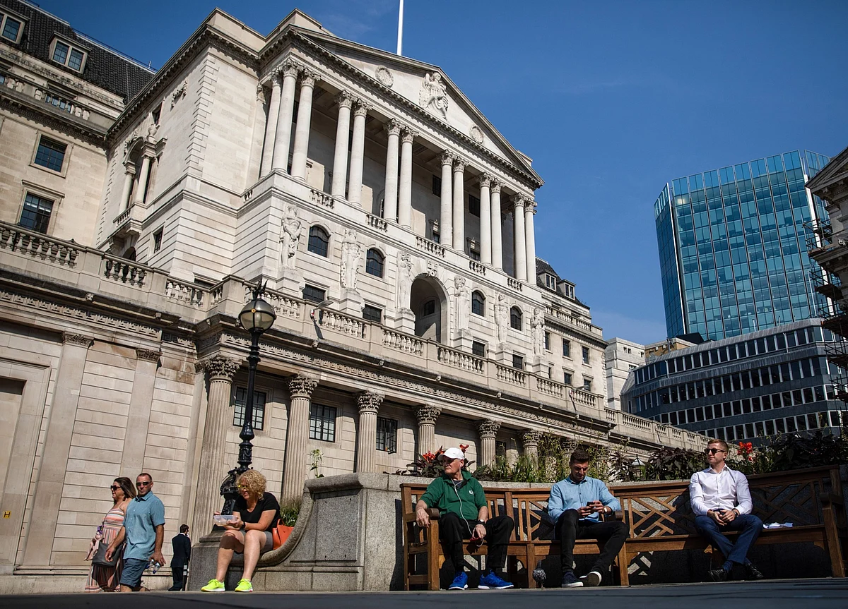 BOE Maintains QE, Extends Company Aid on Prolonged Crisis