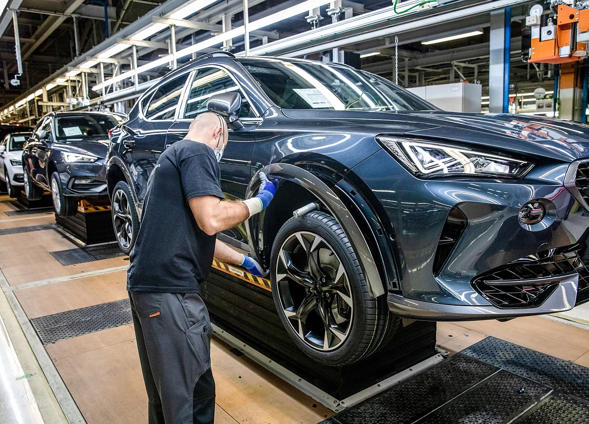 U.S. Service Industries Expand More Than Forecast on Orders