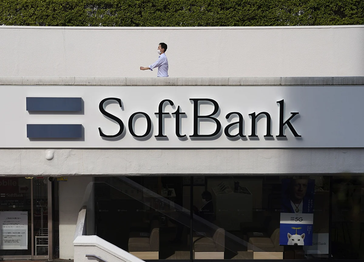 SoftBank Shares Climb to 20-Year High