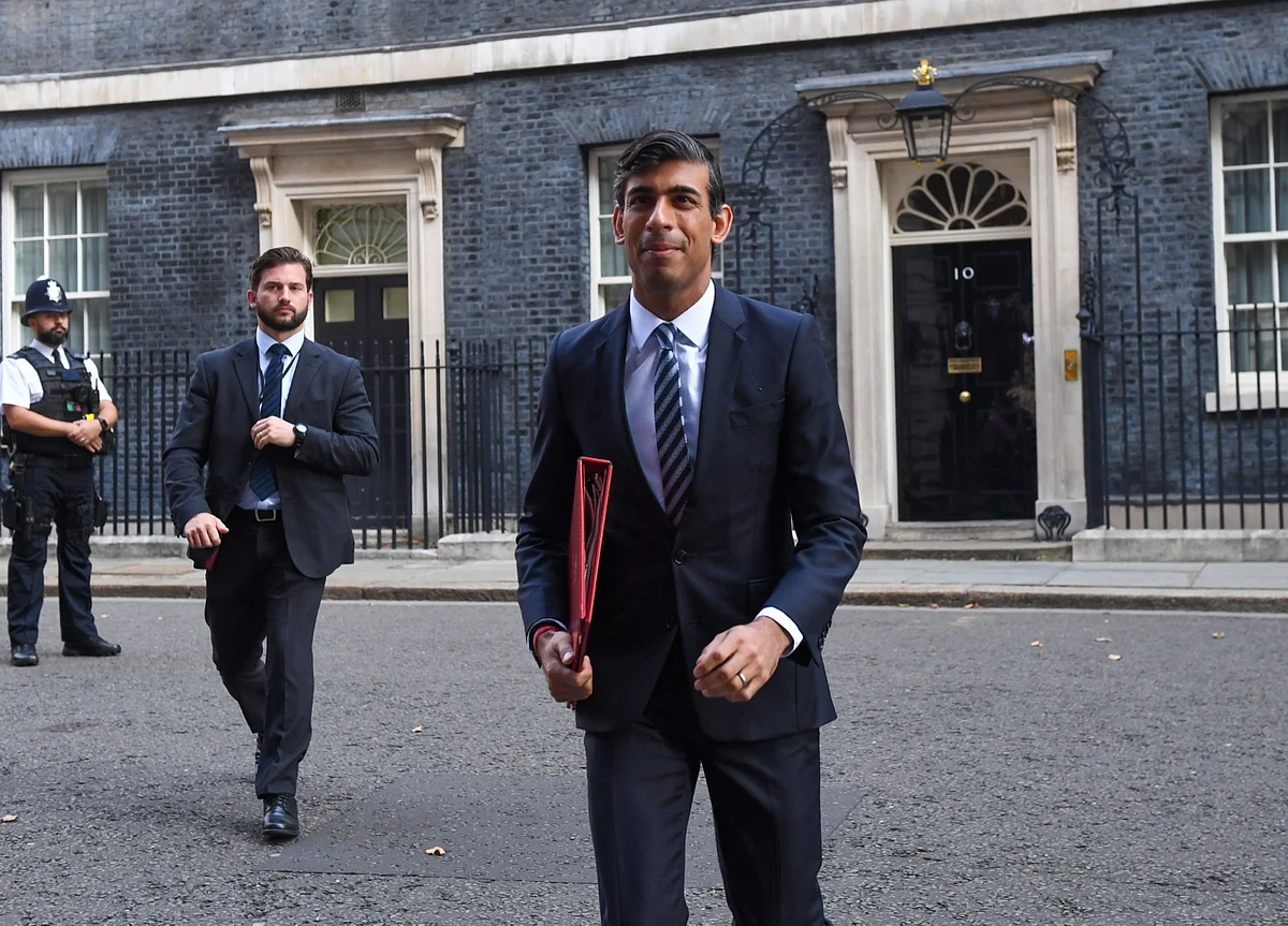 Sunak Boosts U.K. Aid Again as Economy Reels Under Virus Curbs