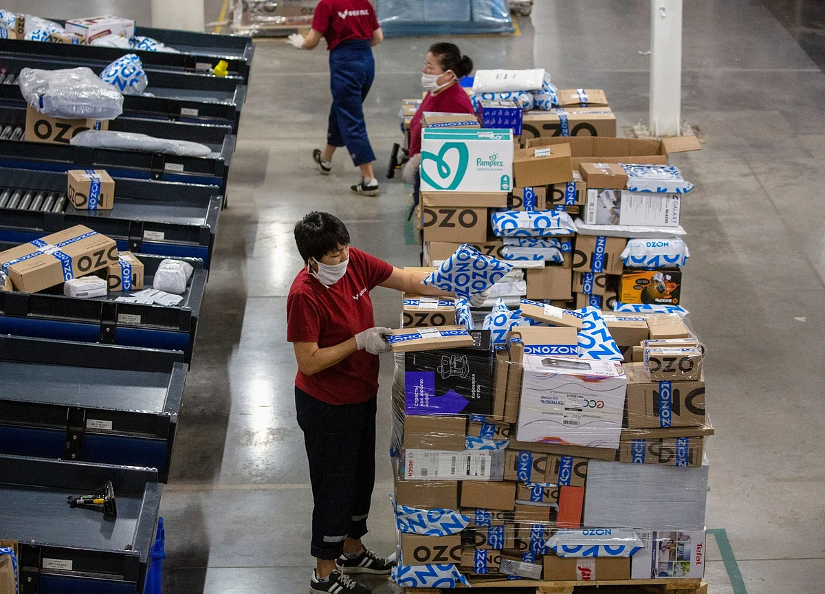 Amazon, FedEx Help Boost U.S. Warehouse Jobs Amid Online Boom