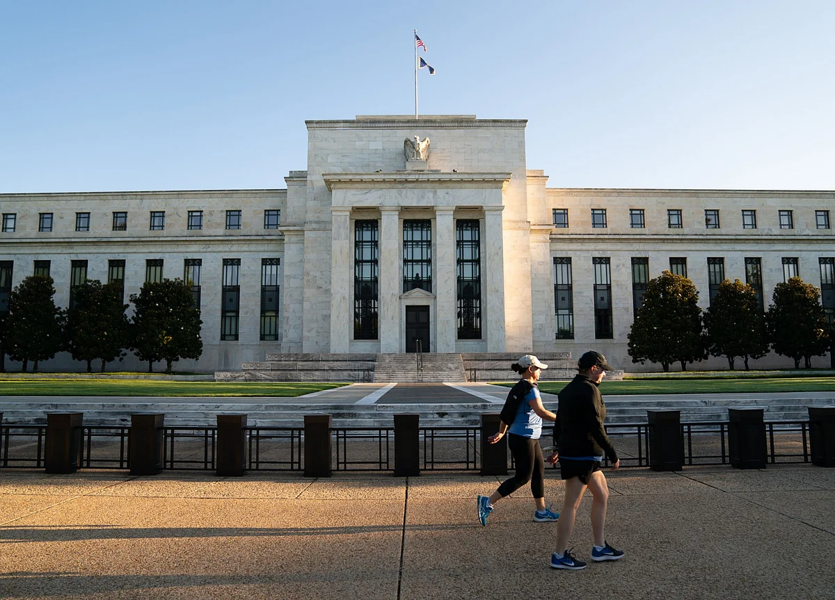 Fed Extends Dividend, Buyback Cap on Wall Street Banks