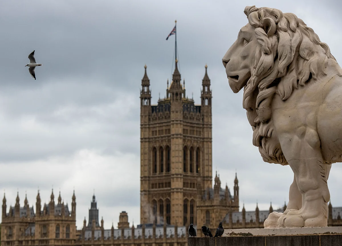 Johnson Sticks to U.K. Virus Plan Despite Calls for Lockdown