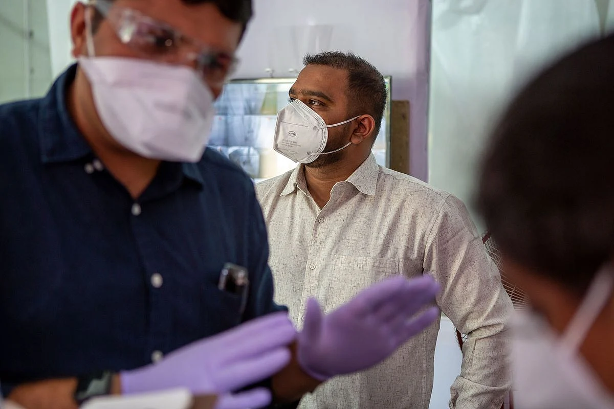 Dr. Asad Khan (center) and Dighavkar at a field hospital. (Photographer: Zishaan A Latif)