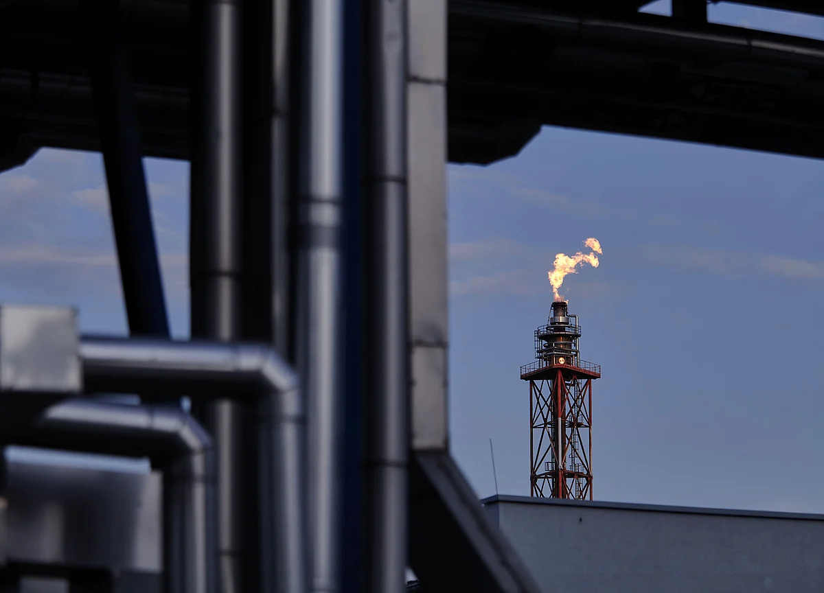 Oil Plunges Most in a Week With Supply Disruptions Subsiding
