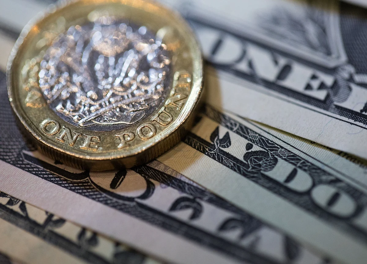 Pound Greets Historic Deal With a Whimper as Economic Woes Brew
