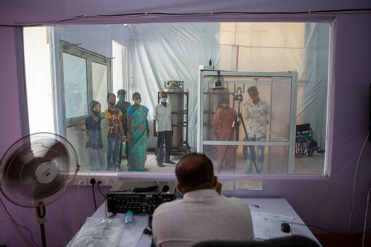 Dr. Khan screens patients. (Photographer: Zishaan A Latif)