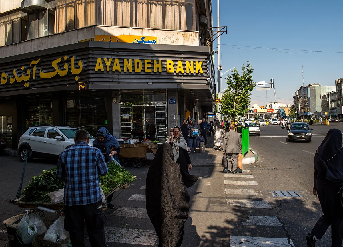 U.S. Sanctions 18 Iranian Banks in Move to Choke Off Economy