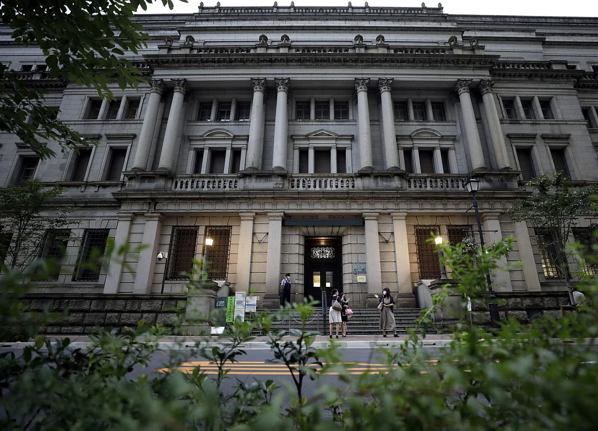 BOJ Considers Changing Inflation Forecasts Over Travel Program