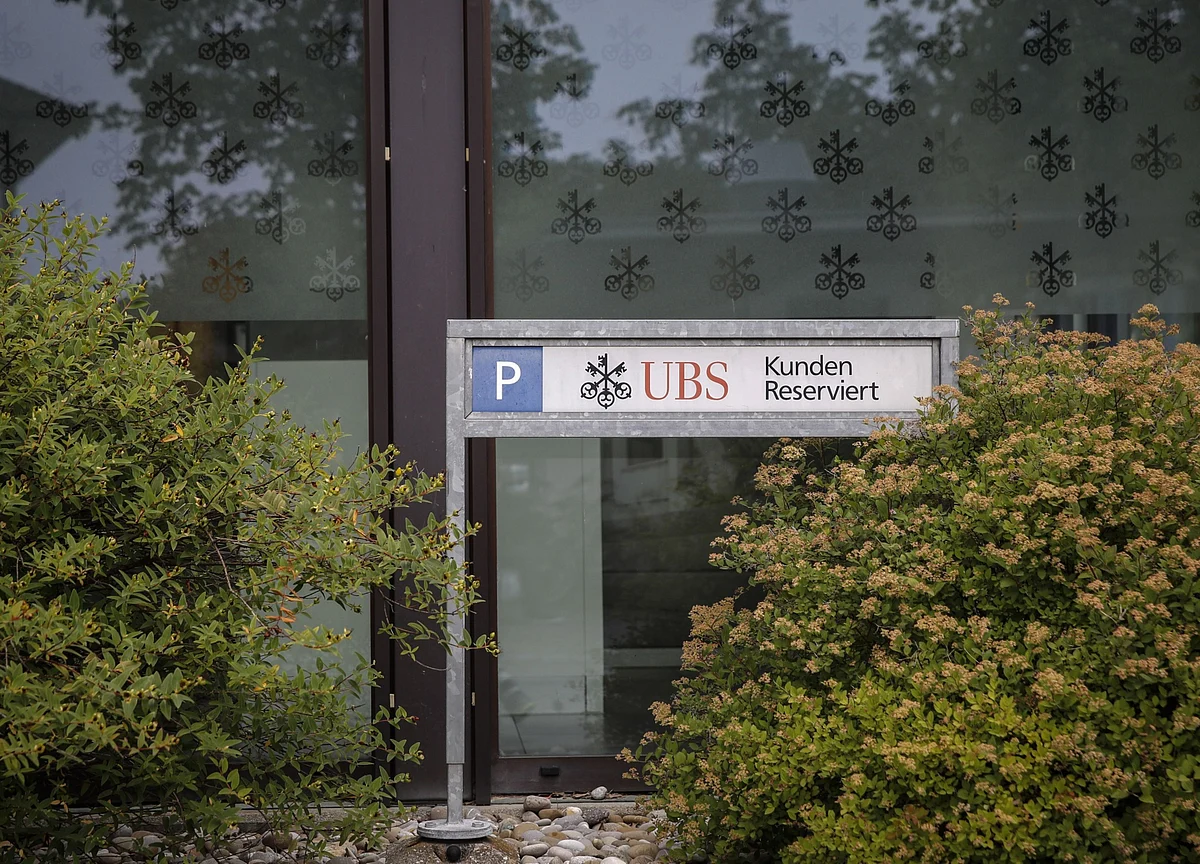 UBS to Boost Fixed Pay, Cut Bonuses in Compensation Revamp