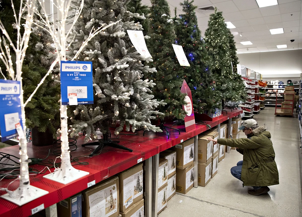 U.S. Holiday Sales Forecasts Vary on Savings, Stimulus Effects