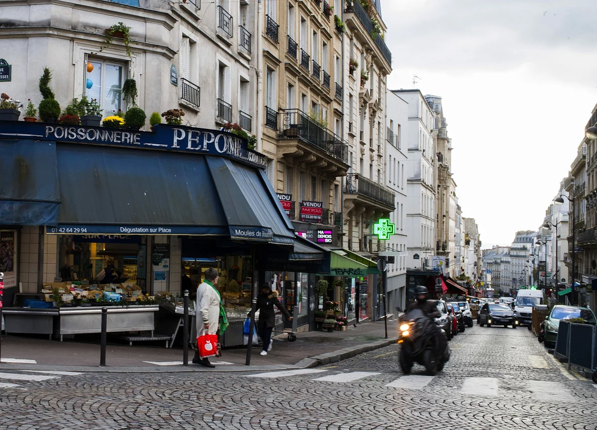 France Virus Cases Surge as Paris, London Head for Clampdown