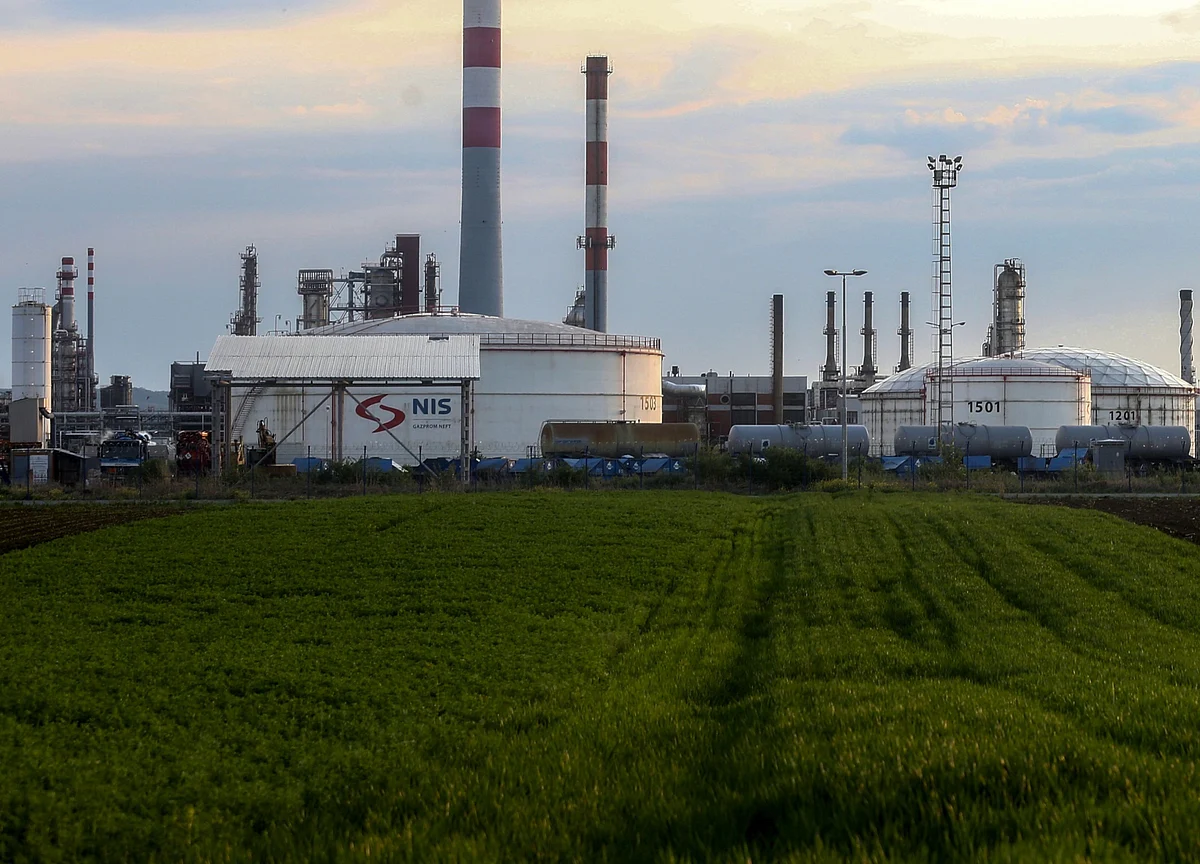 Oil Climbs With Signs of Stimulus Progress Aiding Demand Outlook