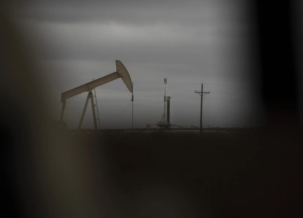 Oil Drops in Wake of Stimulus Uncertainty and Virus Fears