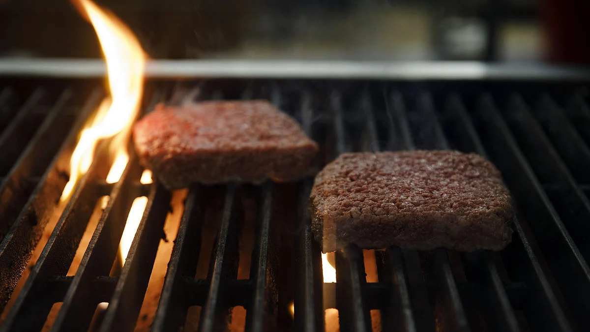 A plant based burger on a grill in California, U.S. (Photographer: Patrick T. Fallon/Bloomberg)