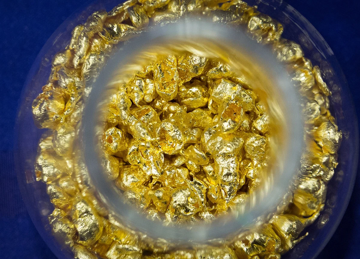 Gold Holds Its Ground as Traders Weigh Stimulus, Equity Selloff