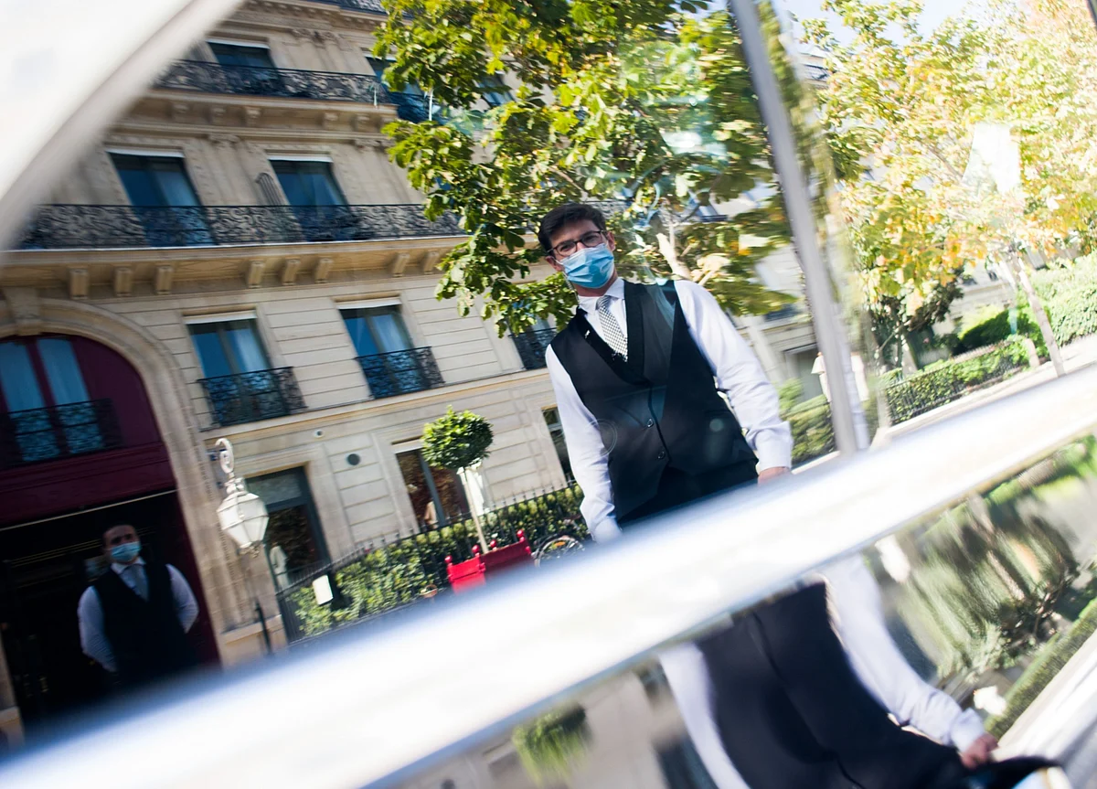 Luxury Hotels Face New Conundrum: Offering Service Without the Smile
