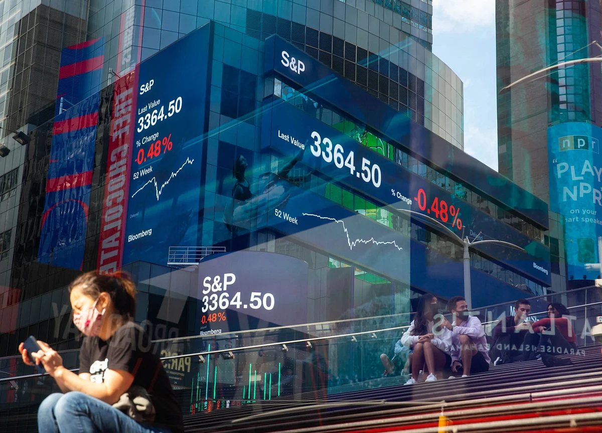 World’s Biggest ETF Is Losing Cash Faster Than Any of Its Peers